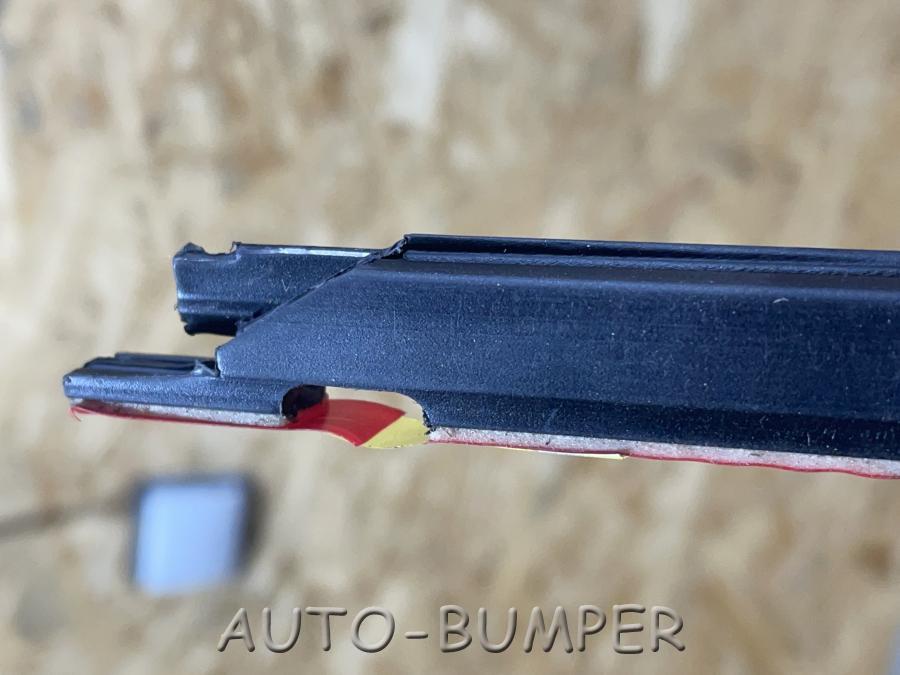 VW Gol Br/ Parati BR  2004- Молдинг лобового стекла левый 377837123B